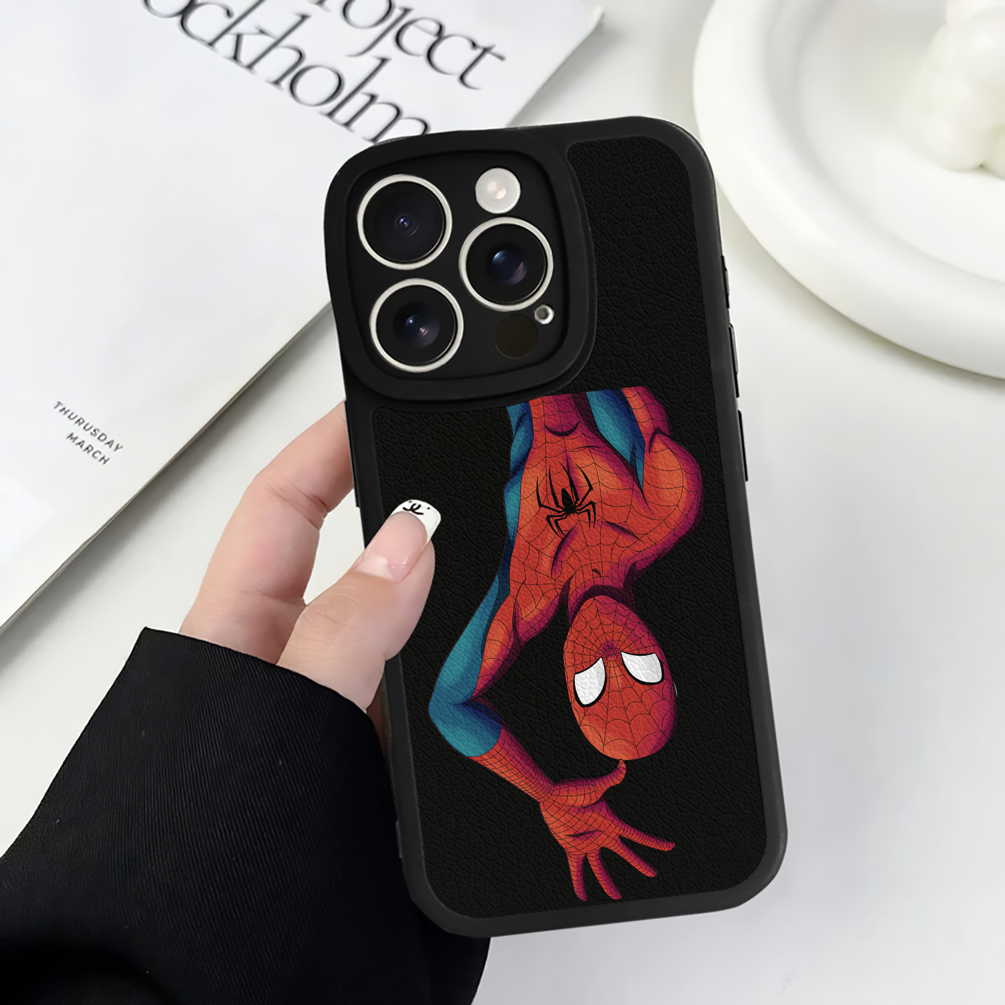 （画像用） Spider Man スパイダーマン 【iPhone 16シリーズ対応】シリコンスマホケース（レザー調） 材質：シリコン